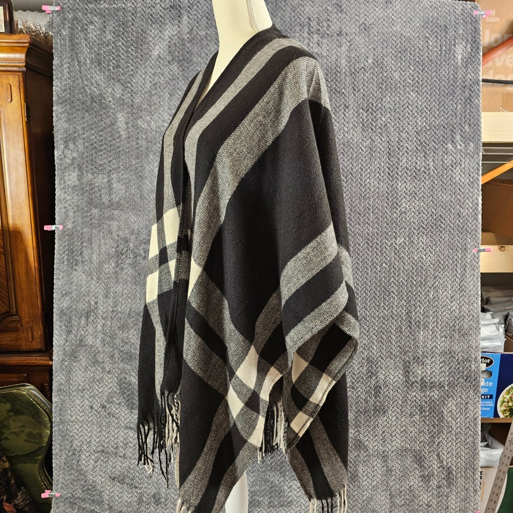 Three Dots Women's One Size Plaid Fringe Poncho Cape Black Cream Gray
